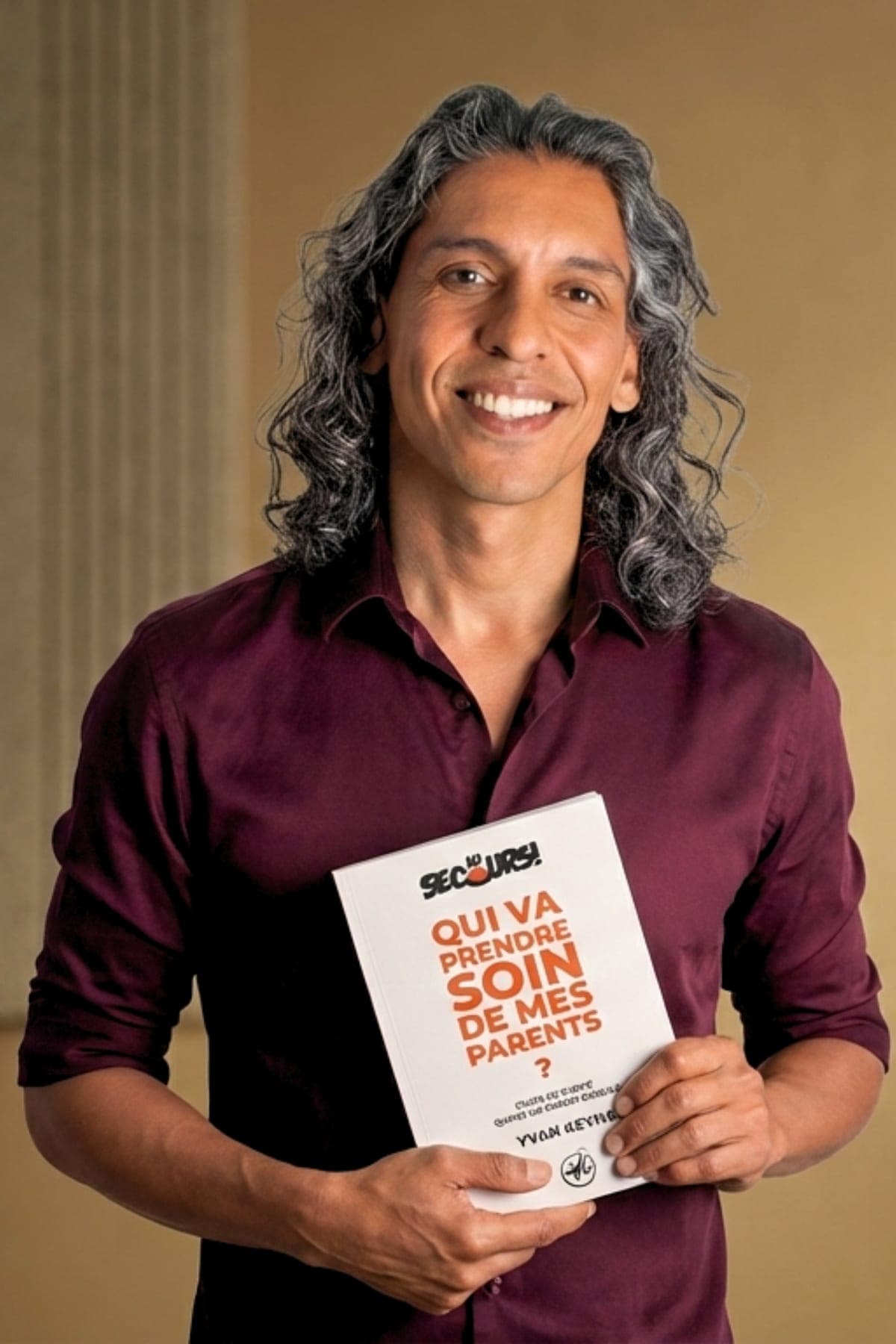 Yvan Keyna tient le livre « Au secours, qui va prendre soin de mes parents ? »